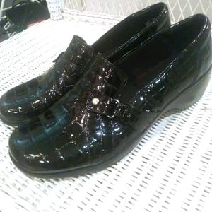 Clarks bendable black shoes
